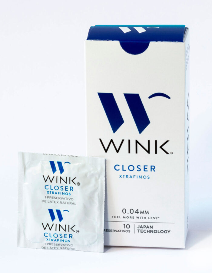 Condones Wink Closer Extra Finos con un preservativo fuera